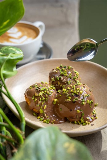 İşte en sevdiğimiz görüntü! Profiterol tutkunları burada mı? 😍 Specialty Coffee and Unique Bakery Experience ☕️ 📍Kazasker 📍Cihangir #groundcoffee #kazasker #cihangir #profiterol