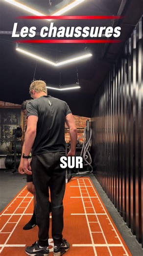 💪 Tu bloques sur le handstand depuis des mois sans progresser ? 💬 Commente “ERREURS” et je t’envoie le guide pour éviter les 5 erreurs les plus courantes du débutant 📩 La vérité : la plupart des gens ne progressent pas sur le handstand parce qu’ils font les mêmes erreurs en boucle, sans même s’en rendre compte. Et pourtant, ces erreurs se corrigent facilement quand on sait ce qu’on cherche 🧠 Les 5 erreurs que je vois tout le temps : ❌ Monter au mur avant d’avoir le gainage ❌ Pousser avec les