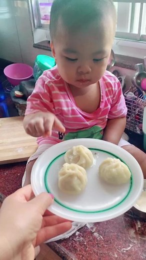 Jatikhera ni momo khane vanera gharmai aata ko momo banaideko and she is so so happy 🥰#happychild#momolover#seciliababy