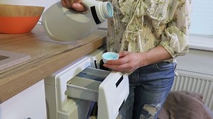 Woman Fill Washing Machine Laundry Detergent: Stockvideos & Filmmaterial (100 % lizenzfrei) 1043228425 | Shutterstock