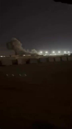 Hanba amerického PVO systému „Patriot“ v Katare… Toto video je skutočná hanba pre akýkoľvek moderný protiraketový systém. Najmä pre najnovšiu verziu amerického protiraketového systému „Patriot“ PAC-3 MSE. Na videu vidíme, ako najprv posádka PVO s odstupom vypúšťa klasickú dvojicu rakiet (pre zaručené zničenie cieľa). Ale… obe minú cieľ. Keď je jasné, že minuli iránsku raketu, posádka Patriotu vypúšťa tretiu raketu, ktorá tiež minie. Iránska raketa pritom letí priamo bez manévrovania a nie je prí