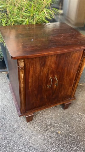 🌿Meuble relooké vert kaki et bois naturel – style scandinave nature chic. Meuble de rangement entièrement relooké dans mon atelier Relooking Décoration. Peinture kaki, portes en bois plaqué restaurées, ajout de baguettes en bois décoratives sur les côtés, pieds changés pour un style plus moderne. Intérieur repeint et étagères recouvertes de toile de jute adhésive. Finition cirée pour un rendu lisse et chaleureux. Un meuble unique, au style scandinave revisité, qui apporte une touche naturelle e