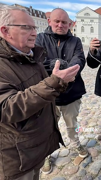 Aktuellstes Update vom Samstag, 04.04.2026: Der Buckelwal “Hope”, in einigen Medien auch “Timmy” genannt, liegt weiter im flachen Wasser vor der Insel Poel bei Wismar in Mecklenburg-Vorpommern fest. Der Wasserstand ist erneut um bis zu 10 Zentimeter gesunken, was die Lage des gestrandeten Wals weiter verschärft. Der Wal atmet noch, leidet aber sichtbar. Experten gehen inzwischen davon aus, dass es keine Rettung mehr gibt. Rund um Hope wurde ein Sperrgebiet eingerichtet. Über die gesamten Osterta
