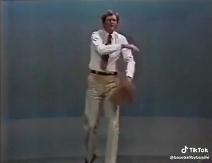 New York #Yankees pitcher Phil Niekro has David Letterman catch his knuckleball on a classic episode of "Late Night with David Letterman"! (June 25, 1984) ⚾️ #MLB #Baseball #Legend | Baseball by BSmile