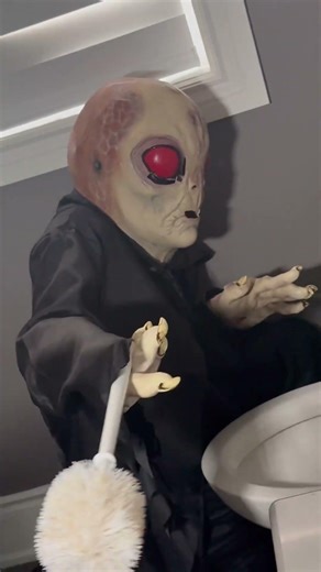 What baby alien be doing 😭😭 #strangerthings #netflix #stromedy #scary