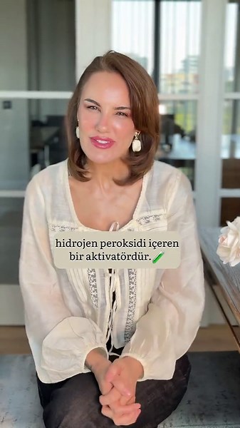 📌 Oksidan Ne İşe Yarar? Oksidan (developer), saç boyasının çalışmasını sağlayan hidrojen peroksit içeren aktivatördür. Saç boyası tek başına renk vermez. Pigmentlerin saça yerleşebilmesi için oksidan ile reaksiyona girmesi gerekir. Oksidanın görevi: • Saç kütikülünü açmak • Doğal pigmenti bir miktar açmak • Boya pigmentlerini saç içine taşımak Bu yüzden oksidan seçimi sonucu direkt etkiler. Oksidan Yüzdeleri ve Görevleri 1️⃣ %3 Oksidan (10 Volume) En düşük güçte oksidandır. Kullanım amacı: • To