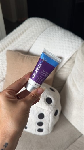 Acne scars don’t clock out. But neither does Mederma PM. Apply before bed, let the formula do the work. | Mederma