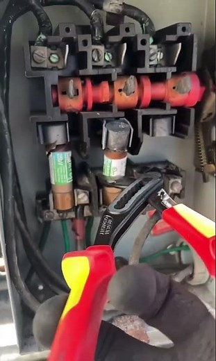 Easy stuck fuse removal trick #diy #electrical #hacks