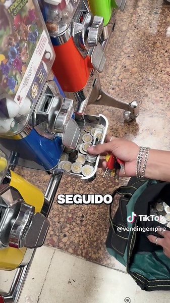 ¡Nos Vaciaron la Máquina Expendedora de Squishies!