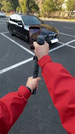 Ready for a car shooting? Smart tracking make your filming like a pro. #feiyutech #scorpmini3pro