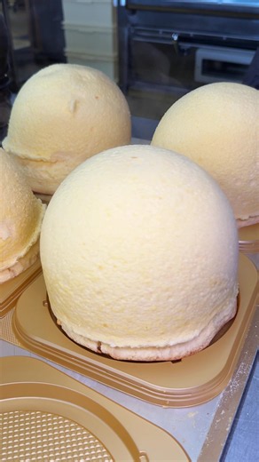 雲のようなぷるぷるドームケーキ 岐阜県・垂井で大人気のドームケーキは、口の中でしゅわっととろける食感を楽しめる大人気商品。その他にもスイーツやパンなど種類豊富なので是非いってみてね。 📍グルマンヴィタル 垂井本店 /岐阜 🏠住所: 岐阜県不破郡垂井町宮代441 🚃 最寄駅: JR垂井駅から徒歩5分 ⏰営業時間: 月・水・木・金・土・日 08:00 - 19:00 🗓️ 火定休日 ———————— #岐阜グルメ #tiktokfood #japanesefood