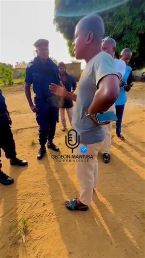 AFFAIRE CONFESSION DE #MULINDWA JULES — Cette vidéo largement partagée sur les réseaux sociaux montre des personnes affirmant devant la police que le pasteur Mulindwa Jules aurait reconnu, en pleine assemblée dans un quartier apparemment situé à Kinshasa, avoir servi Satan par le passé. Il y aurait aussi déclaré vouloir renoncer à cette voie, se disant fatigué et ne souhaitant pas finir en enfer. Face à cette rumeur qui prend de l’ampleur, les proches du pasteur réagissent avec vigueur. Selon eu