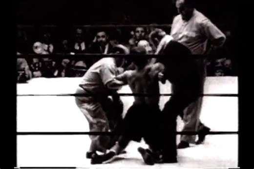 Il 27 ottobre del 1949 il formidabile peso medio francese Marcel Cerdan perse la vita in un tragico incidente aereo. Ricordiamo questo straordinario campione rivedendo il round che gli permise di salire sul tetto del mondo, ovvero l'undicesima ripresa della sua sfida con il temibile Tony Zale. Cardan inflisse al rivale una punizione così pesante da costringere i suoi secondi a riportarlo di peso sullo sgabello e a ritirarsi, cedendo così l'ambita cintura allo sfidante. #fblifestyle | Boxe Punch