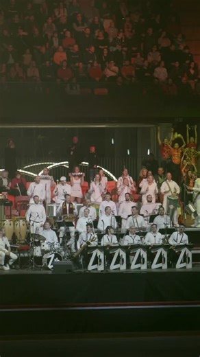 4.4K views · 750 reactions | Hudební vystoupení, akrobati, karaoke, hokejisti i historická okénka – tenhle večer má zkrátka všechno!  Co na show říkáte? | Horácká aréna | Facebook