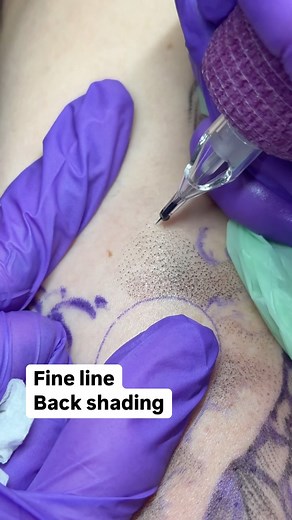 FINE LINE | Backshading Back shading is an incredibly effective technique for creating contrast and readability in a tattoo without making it heavier or overpowering. It helps the design stand out from the skin while maintaining a natural, balanced look. This approach is especially important for clients who want their tattoos to enhance rather than dominate their skin. By applying back shading in delicate rows, moving from left to right, the difference becomes visible almost immediately. Less is