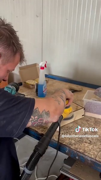 L’ASMR di cui tutti vanno matti🫠🤣 #fattoamano #artigianatoitalia #sumisuradesign #legnoevino #legnodiqualità #problemarisolto #acquistosicuro #artigianatodiqualità #rilassante #satisfying