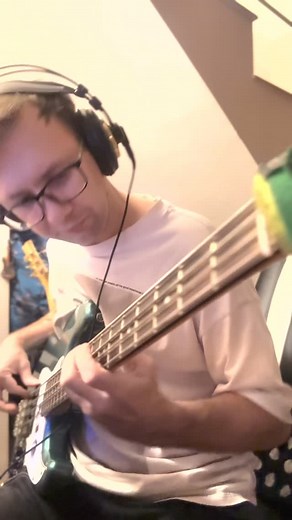 Bass Riff by @antondavidyants 🔥🎸 #Bass #BassGuitar #BassPlayer #ThreeFingerTechnique #AntonDavidyants #BassRiff #BassLesson #FingerstyleBass #Groove #FunkBass #MusicShorts #ViralMusic #BassPractice | Evgeniy Utemov