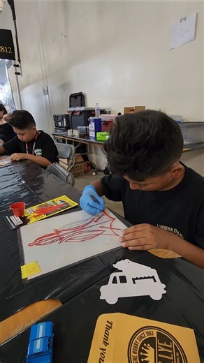My boy learning how to pinstripe, I was impressed 👌 #pinstripe #automobile #fun #goodguyscarshow