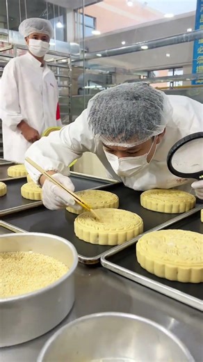 Working at a mooncake factory is so comfortable!#India