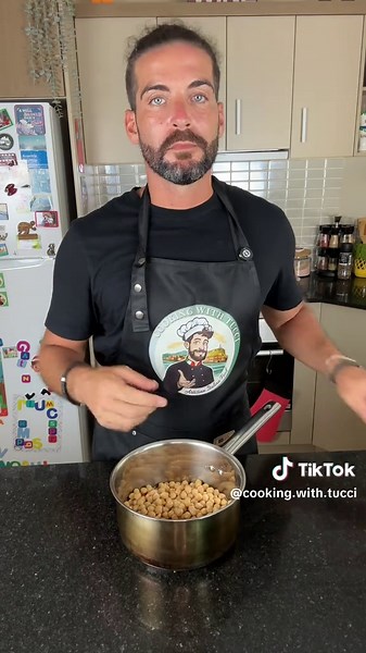 Chickpeas Pasta (Pasta e Ceci) | Simple, Hearty & Full of Tradition 🇮🇹 If you enjoy my recipes and would like to support my channel, you can donate any amount on my Ko-fi page — every gesture helps me keep creating content ❤️ 👉 ko-fi.com/cookingwithtucci This Pasta e Ceci is one of the most comforting and traditional Italian dishes — halfway between a soup and a pasta, creamy from the chickpeas and packed with rustic flavour. Just a few humble ingredients, but the taste brings you straight to
