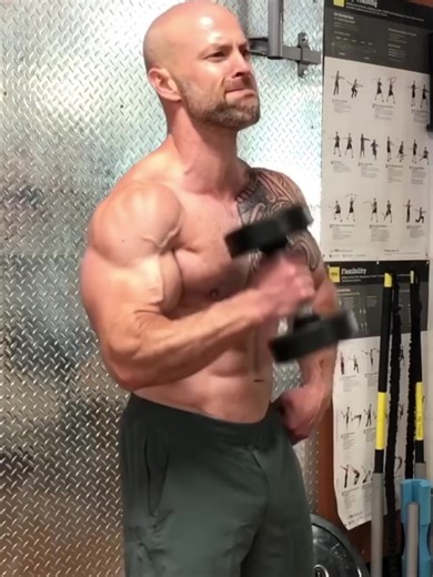 Most men think arm growth comes from doing more curls. It doesn’t. It comes from using the right angles, structure, and progression — especially after 30. This dumbbell bicep workout is one example of how I program to hit all heads of the biceps brachialis without beating up your joints. Save it and run it on your next arm day 👇 If you want a complete training plan built around your age, recovery, and goals, that’s exactly what I do inside my programs. 👉 Tap below to get started. | Renshaw's P