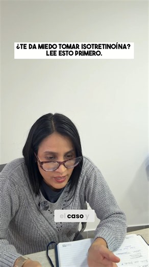 La isotretinoína es uno de los medicamentos que más dudas genera en quienes tienen acné. Sí, puede tener efectos secundarios, pero cuando está bien indicada, se realiza una evaluación previa, se solicitan los exámenes necesarios y se hace un seguimiento durante el tratamiento. No todas las personas con acné la necesitan, pero puede ser una excelente opción en casos de: ✔️ Acné severo (nódulos o quistes). ✔️ Acné con riesgo de dejar cicatrices. ✔️ Piel muy grasa. ✔️ Acné que está afectando de for