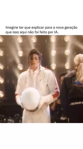 OLHA QUE CURIOSO on Instagram: "Nos siga (@olhaquecurioso) para mais curiosidades e fatos incríveis! ⁉️ Durante a Dangerous World Tour (1992–1993), Michael Jackson transformou até a saída do palco em espetáculo. Ao final de cada show, logo após a emocionante “Man in the Mirror”, o público via o cantor aparentemente “voar” sobre a plateia com um jetpack, em um momento que ficou conhecido como “Rocket Man”. O efeito combinava tecnologia, ilusionismo e dramaturgia. Michael se ajoelhava em um alçapã