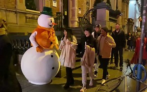 【搞笑恶作剧】"雪人"人偶爱尔兰街头吓路人