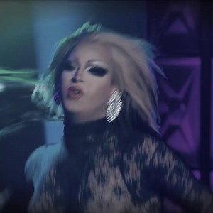 This week on the runway, the Queens are here to make it clear with a Wigs on Wigs on Wigs runway inspired by Roxxxy Andrews! 💁‍♀️💁‍♀️💁‍♀️ Snatch up the sneak peek here! 👉 http://logo.to/2BVELWZ #AllStars3 is ALL NEW THURS at 8/7c on VH1! 🌟🌟🌟 | RuPaul's Drag Race All Stars