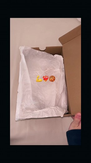色々あってコーチに新人戦までにはバッシュ変えろって言われたけん焦って安いバッシュ買っちゃった😵🌀‪ 次変える時はジョーダン欲しい 新人戦絶対勝つよ‼️‼️