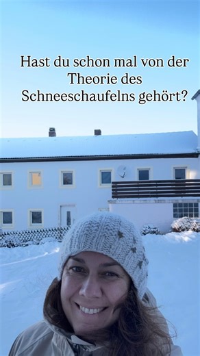 Kristina Pfister | Emotionscoaching & BewusstSein on Instagram: "Simpel und unbequem: Theorie des Schneeschaufelns Es geht darum dich dem Leben voll hinzugeben. Und zwar nicht diesem einen großen Ziel, sondern dem, was jetzt dran ist. Wenn du endlich aufhörst zu überlegen, wie lange es noch dauert oder ob sich das alles lohnt und stattdessen einfach anfängst das zu schaufeln was gerade da ist. Eine Schaufel nach der anderen. Du tust das, was jetzt getan werden muss. Und ganz sicher ist das manch