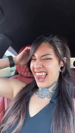 Vee ✨ on Instagram: "Tutorial on how to smile with your tongue covering your teeth 🤪 Be you, be true, and B E A YOUTIFULL 😍 Yes TikTok saw it first lol #smiling #smilewithtongue #teethsmiling #smilingtut #tutorial #tut"