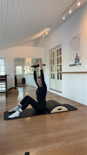 Start low & slow.✨🖤 #pilates #pilatesmatwork #beginner #workout #beginnerpilates #arcbarrel #stretch #powerhouse