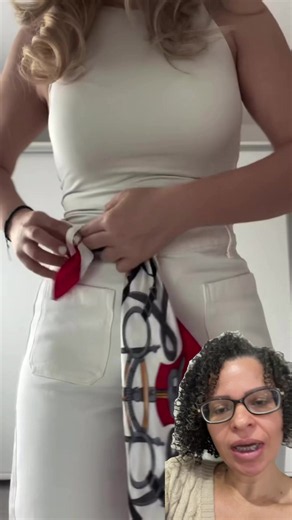 Sabe aquele lenço esquecido na gaveta? Ele é o segredo para deixar o seu visual muito mais elegante e com cara de boutique! 👑 Passando o lenço pelos passadores da calça e fazendo esse nó embutido, você cria um cinto exclusivo, traz um ponto de cor para o look e eleva o nível da sua produção sem gastar nada. Quem aí também ama um truque de estilo prático? Salva o vídeo para testar na sua próxima combinação! #truquesdeestilo #DicasDeModa #lookelegante #transformeseulook #modafeminina