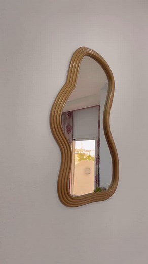 🪞 Ajoute une touche artistique à ton intérieur avec ce miroir organique élégant ! Ce miroir mural au design ondulé et moderne est parfait pour les salons, chambres ou coins déco. Son cadre en relief finition bois naturel donne du caractère et de la chaleur à n’importe quel espace 🌿✨ 📏 Dimensions : 60 cm de hauteur x 30 cm de largeur 📍 Disponible en Tunisie – Livraison rapide partout dans le pays 🚚🇹🇳 👉 Idéal pour ceux qui cherchent à ajouter une pièce tendance, fonctionnelle et originale 
