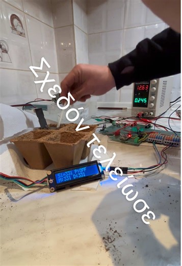 Όλα σε λειτουργία: αισθητήρες, περισταλτική αντλία, αυτοματισμός ✔️ Μία λεπτομέρεια ακόμα: η τροφοδοσία δεν κόβεται όταν πιάσει ο αισθητήρας. Debug mode ON — το fix έρχεται στο επόμενο part. Part5 αυτόματο σπορείο #RuralTechLab #Arduino #IoT #Automation #DIY