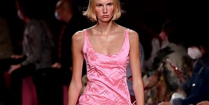 I vestiti delle sfilate moda PE 2022