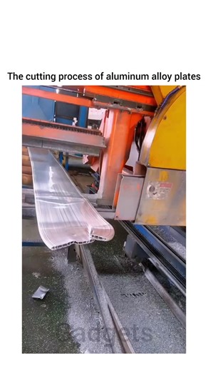 Industrial Gadgets on Instagram: "This video takes you inside the advanced world of aluminum alloy plate cutting, where technology, skill, and precision come together to shape one of the most versatile materials in modern industry. From thin sheets to thick, heavy-duty plates, each cutting method is carefully selected to deliver the best results in strength, accuracy, and efficiency. Every spark, jet, and blade movement reflects the importance of proper method selection in industrial production.