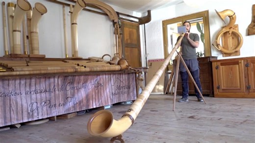 Le cor des Alpes, un instrument étudié par des chercheurs de l'EPFL - Couleurs locales - Play RTS