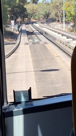 Adelaide Bus O'bahn way. Bus changes from road to o'bahn #australia #Adelaide #adelaidestreets #Bus #publictransport #busobahn #obahn #buso 'bahn #bus -o-bahn #speedway #notraffic #trafficsolutions #speed #park #fast #railway #nofilter #sigormusic #sigorvision #cityofadelaide #thestreetsofadelaide #ttp #teetreaplaza #interchange