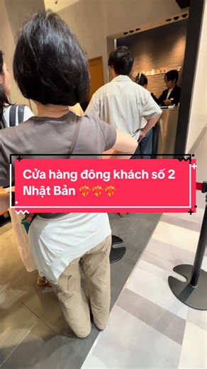Nói thật chứ cửa hàng họ đông khủng khiếp luôn ấy #onitsukatiger