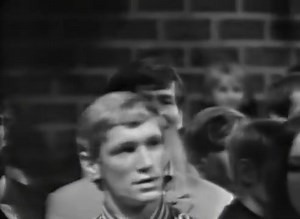Sonny & Cher Then He Kissed Me (1966) Salvatore Phillip "Sonny" Bono (Detroit, 16 februari 1935 – South Lake Tahoe, 5 januari 1998) was een Amerikaans muziekproducer, zanger, acteur, en politicus wiens carrière meer dan drie decennia overbrugde. Samen met zijn echtgenote Cher vormde hij het duo Sonny & Cher waarmee hij hits had, zoals I got you babe. | Oldie video's on line