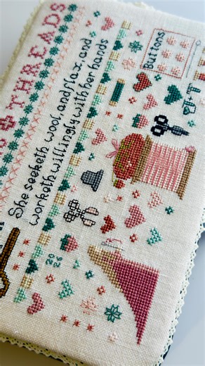 If your stitching tools are scattered everywhere, this is for you. This project started as a request 😊💞 Back in September, while I was teaching another class, a group of stitching friends asked me to teach this one. They wanted to create a customized stitch box of their own—something like the ones I’ve made and use while I’m stitching. They voted… and this was the class they chose. This project teaches stitchers how to transform a simple travel jewelry box into a cross-stitch notions and threa