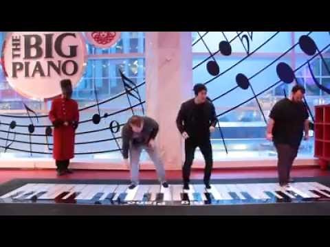 Nick Jonas Performs Jealous in Big Piano in F.A.O. Schwartz