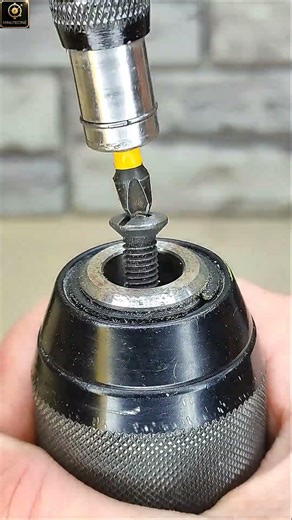 Comment retirer facilement le mandrin d’une visseuse sans outil spécial_#shorts