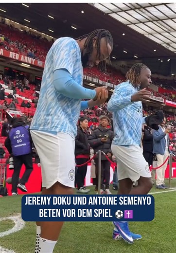 Vor dem Spiel sieht man die Manchester-City-Stars @Jeremy Doku Semenyo im Gebet. Doch was bedeutet Gebet im Profifußball eigentlich? Es geht nicht darum, Ergebnisse zu beeinflussen, Leistung zu erbitten oder sich als „guter Christ“ zu inszenieren. Gebet ist Ausdruck einer Beziehung – geprägt von Vertrauen, von Dankbarkeit, von Abhängigkeit und von der bewussten Entscheidung, auch im Leistungssport Gott Raum zu geben. Gott begleitet uns überall: vor dem Spiel, im Spiel und danach. Nicht als Ritua
