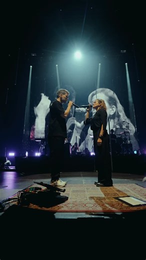 REVOLVERHELD on Instagram: "Halt dich an mir fest mit @marta.jandova in Berlin 🫶"