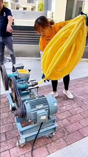 Whole grain puffing machine: Puffs grains into crispy snacks using high temperature and pressure