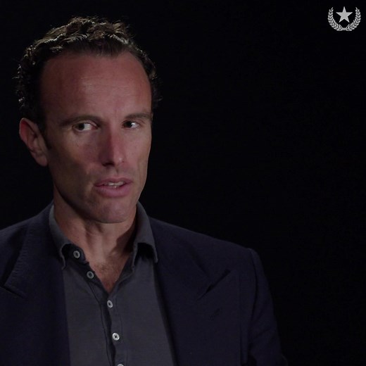 Battle of Fallujah Marine while under fire tries to coordinate with a tank #Marines #Fallujah #Iraq | American Veterans Center