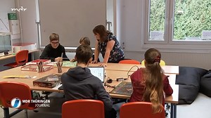 2.6K views · 28 reactions | Vom Webdesign bis zum Roboterbau - die "Codeweek" soll Schüler ans Pro­grammieren heran­­führen. Auch in Thüringen gibt es rund 100 Ange­bote. So zum Beispiel im Schülerforschungszentrum Gera wo Ornella, Hayden, Jonathan und Benjamin ein Brett­spiel neu designen: Aus dem schnöden alten Mono­poly machen sie am Com­puter und mit Hilfe eines 3D-Druckers ein cooles neues Game. | MDR Thüringen | Facebook